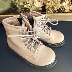 Dr. Martens Kids Cream Lace-Up Boots